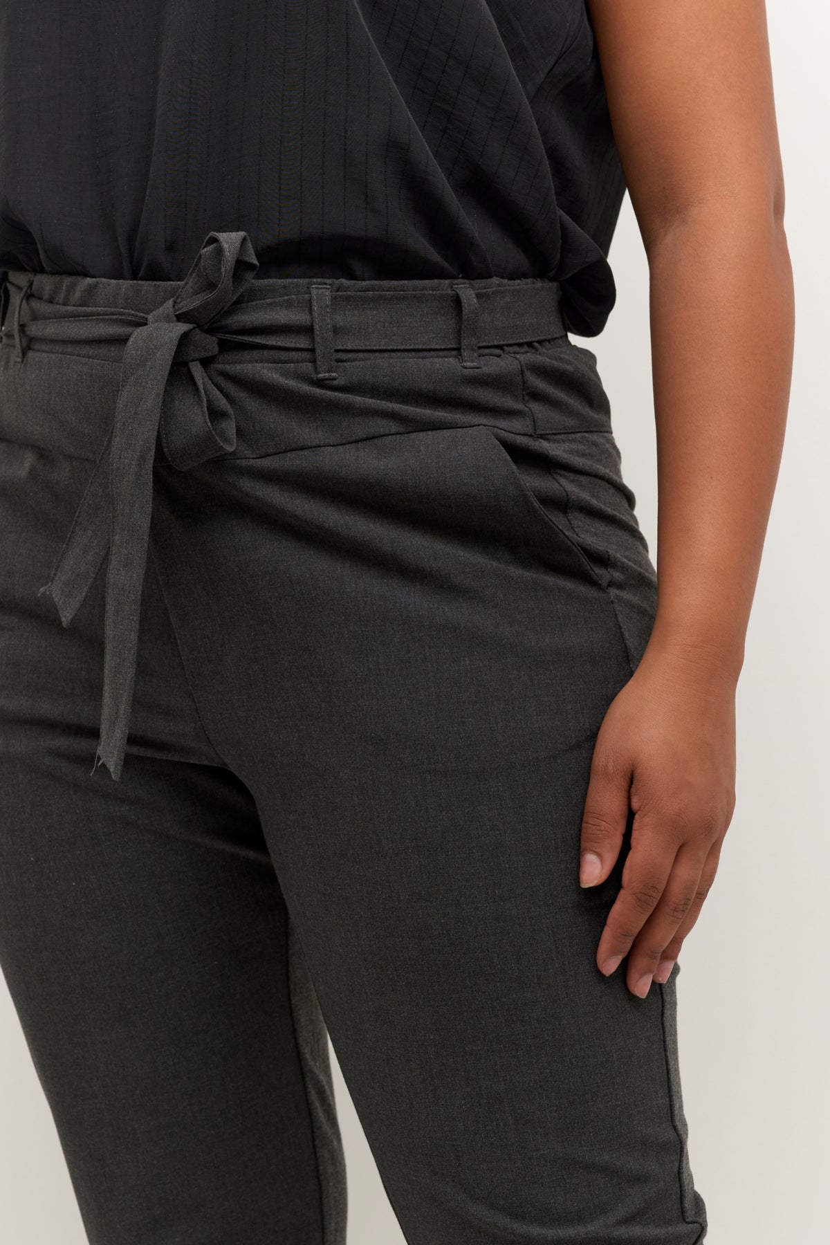 Jia Belt Buxur - Dark Grey