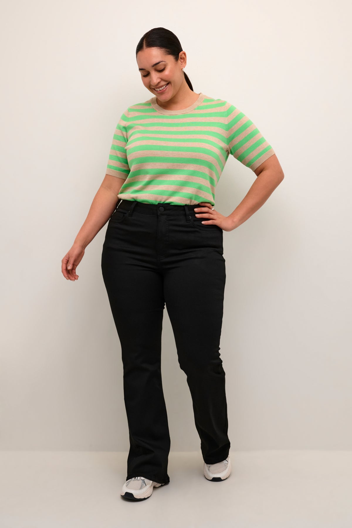 Dina Bootcut Jeans - Svartar