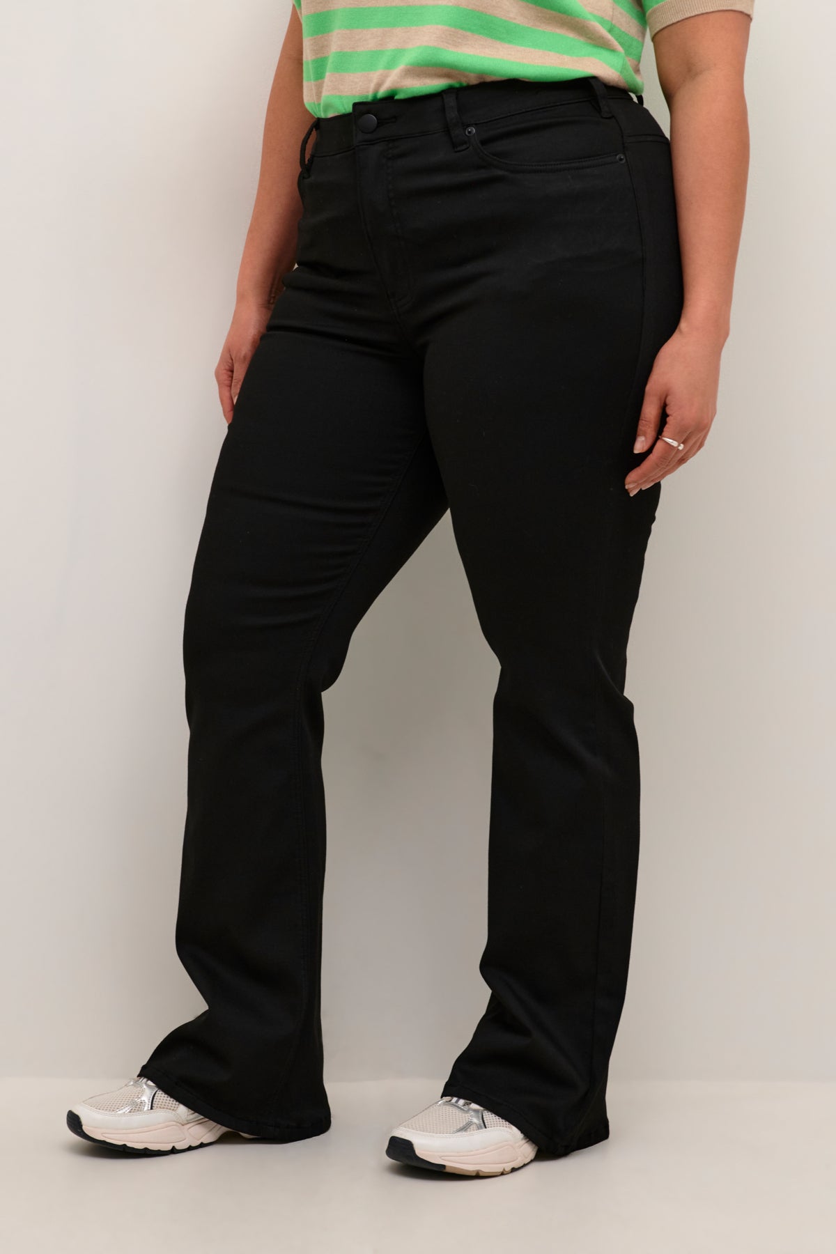 Dina Bootcut Jeans - Svartar