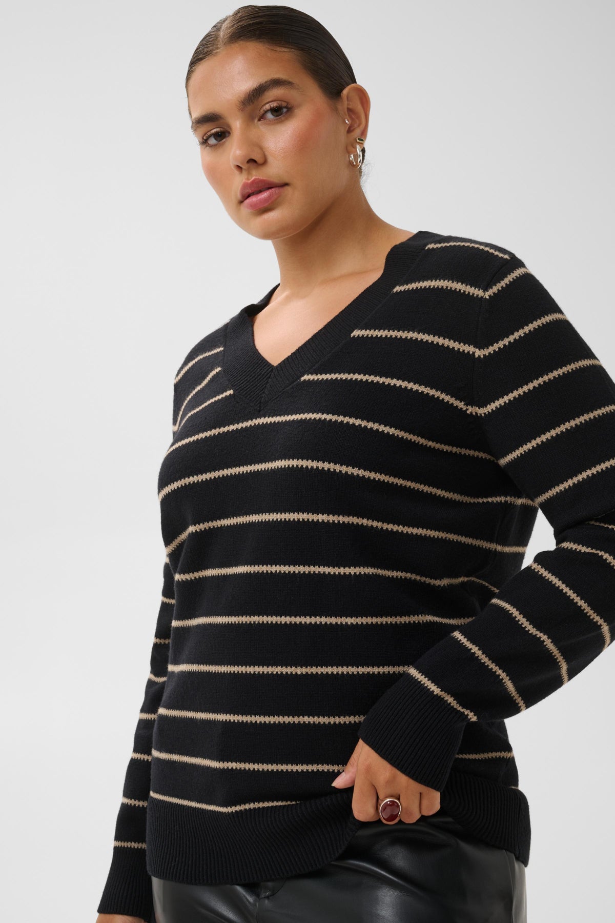 Ariella V-neck Peysa