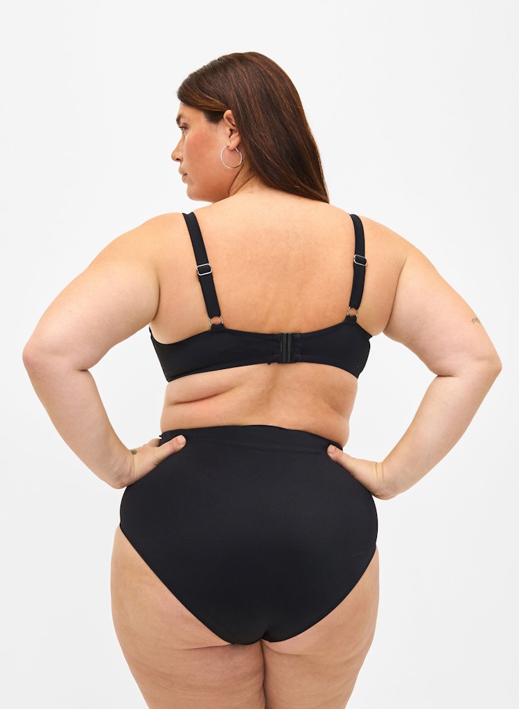 Nathalie Bikiní Haldari