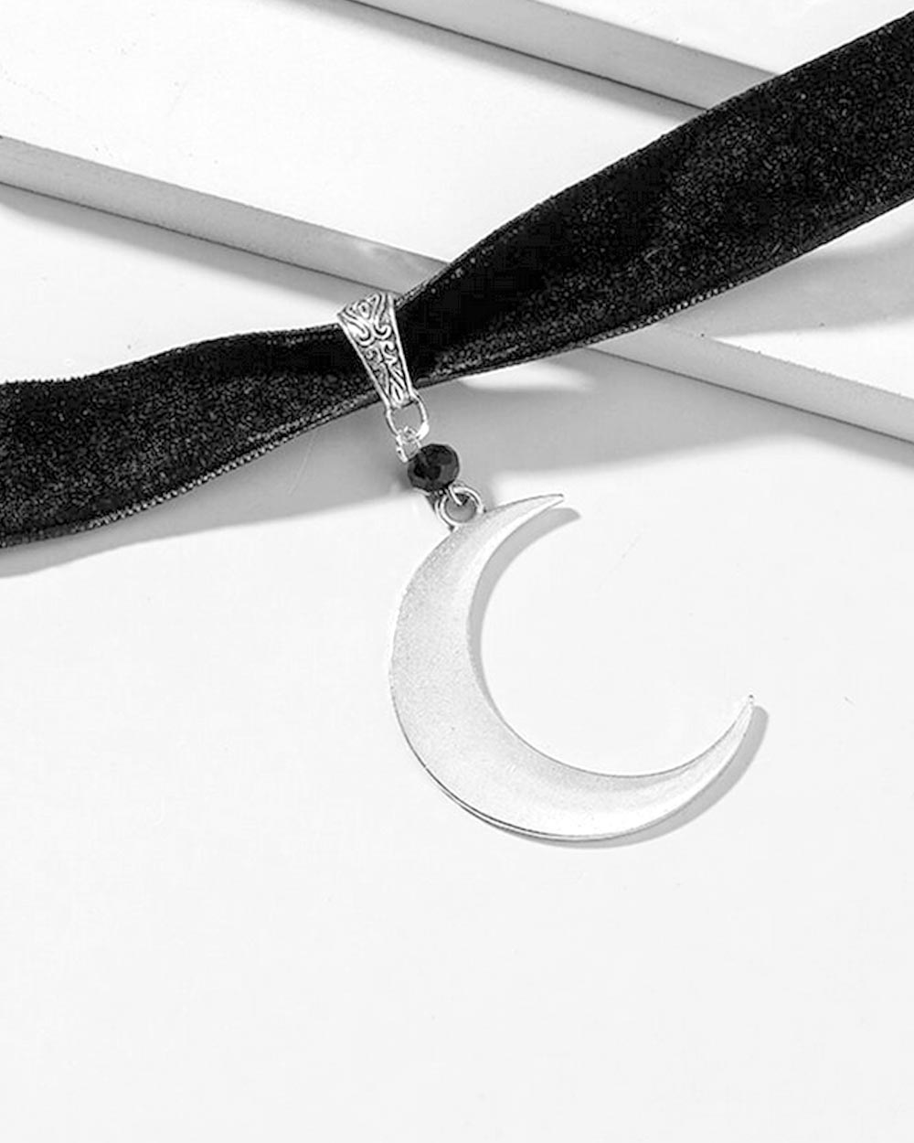 Velvet Moon Choker Hálsmen